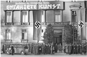 1937: la mostra educativa “Entartete Kunst” (Arte Degenerata) viene organizzata per accrescere il senso di repulsione del pubblico verso l’arte moderna e promuovere una campagna di epurazione della cultura Germanica da influenze e contaminazioni.